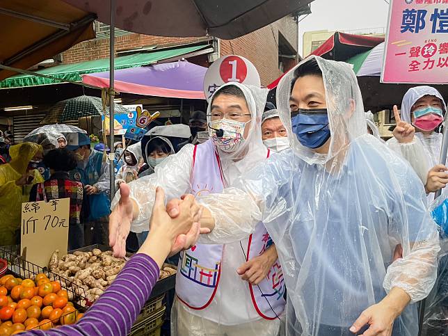 謝國樑（左）找來蔣萬安（右）赴基隆聯合掃街拜票。   圖：謝國樑競選辦公室/提供