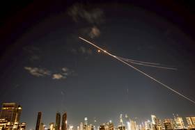 2026年2月28日，特拉維夫上空可見以色列防空飛彈升空攔截伊朗的飛彈。路透社