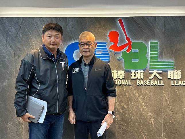 2024年12強賽台灣隊總教練曾豪駒(左)。(中職提供)