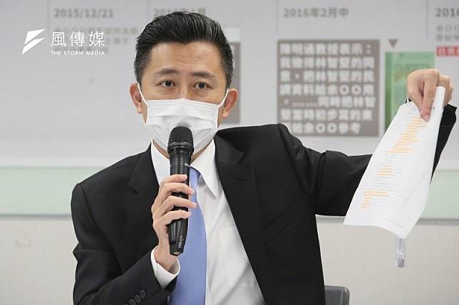 民進黨桃園市長參選人林智堅陷入論文案和新竹棒球場爭議。 圖為林智堅24日舉行記者會，說明自己的碩士論文 。（資料照，柯承惠攝）