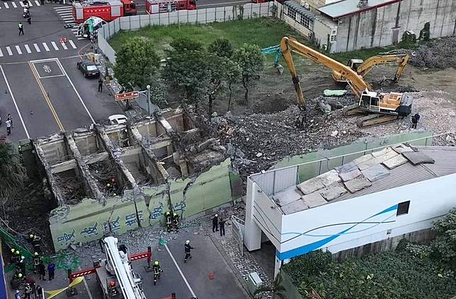 花蓮漫波假期飯店昨施工拆除過程發生倒塌意外，7層樓高已遭削掉側邊一大半的大樓，硬生橫臥市區國聯五路阻斷交通。(民眾提供)
