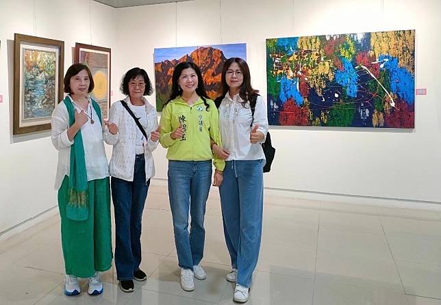 愛畫畫的市議員陳碧玉專程去看「三人行不行」聯展。（記者張淑娟攝）