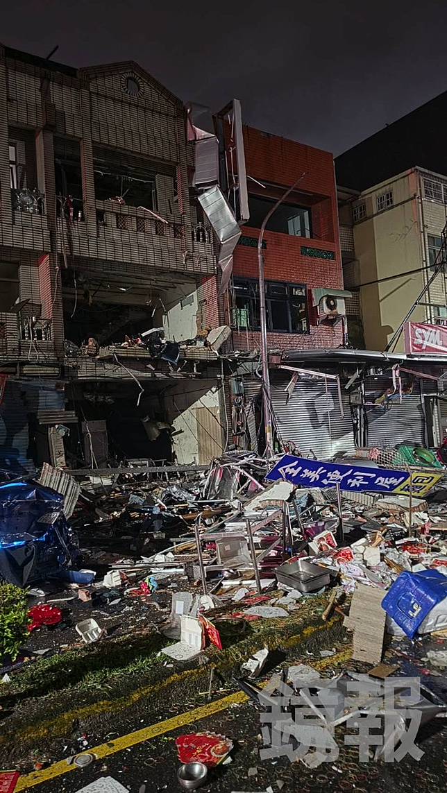 氣爆威力驚人，透天建物嚴重受損，現場一片狼藉，滿地碎片。翻攝fb許修睿