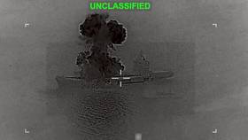 美軍中央司令部公布擊毀伊朗無人機航母影像。路透社