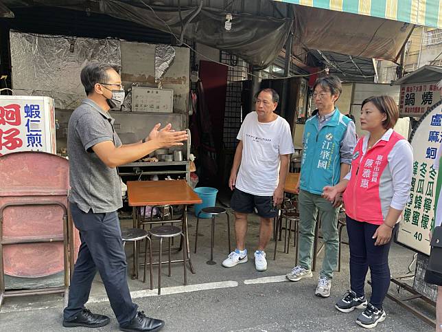 中市忠孝路夜市攤販反映遭瘋狂檢舉，民代勘查希望市府妥善處理，兼顧攤商與用路人權益。（圖：陳雅惠提供）　