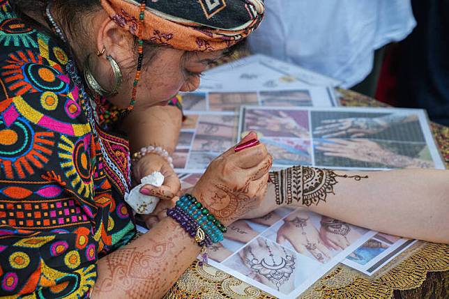 「印度夏日狂歡節」本週末登場，現場攤位包括全台13家印度餐廳美食、聚集10位Henna手繪藝術家以及超過30場音樂舞蹈表演。圖為去年活動現場。(圖由印度台北協會提供)
