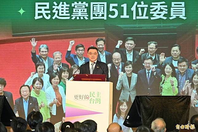 民進黨全代會今天下午在台北國際會議中心登場，行政院長卓榮泰於會中進行施政報告指出，現在由在野黨控制的國會亂刪預算、破壞憲政、危害國安，甚至用虛假質詢官員，是不健康、不正常的國會。(記者田裕華攝)