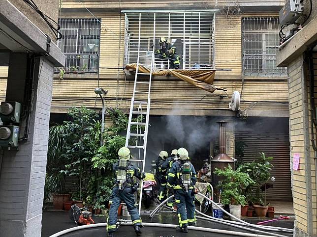 台北市大同區迪化街一日發生民宅火災，因一樓宮廟囤放爆竹和瓦斯鋼瓶、險象環生，緊急救出受困一男送醫。（翻攝照片／中央社）