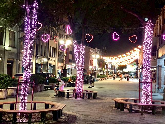 ▲即日起至9月20日，長達1個月的時間在永樂廣場周邊設置浪漫燈飾及裝置藝術，可感受到滿滿的粉紅氛圍。(圖/臺北市政府觀光傳播局) 