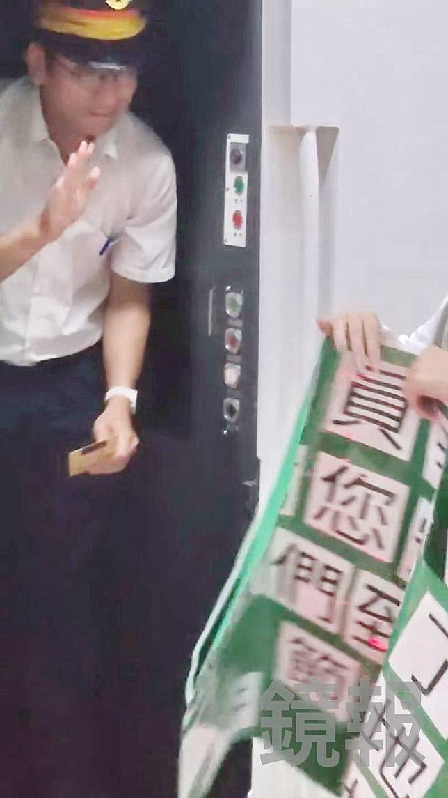 女學生送上徽章表達感謝，台鐵司機員接過之後也揮手致意。畫面翻攝threads tw.food.addict