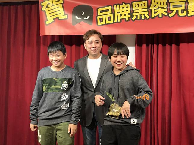小彬彬(中)和兒子小小彬(右)、迷你彬(左)一同出席記者會。(記者蕭宇涵攝)