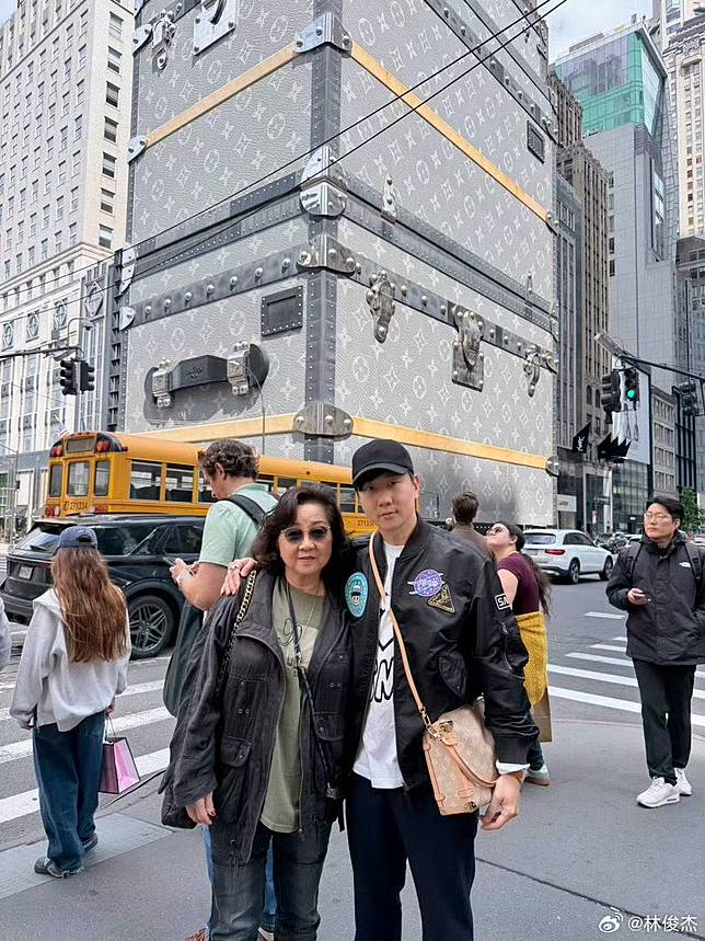 林俊傑跟媽媽近日參加女友的畢業典禮。翻攝林俊傑微博