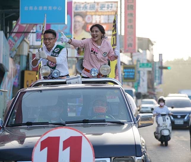 立委賴品妤（右）南下陪同朱正軒（左）車隊掃街。（朱正軒競選辦公室提供）