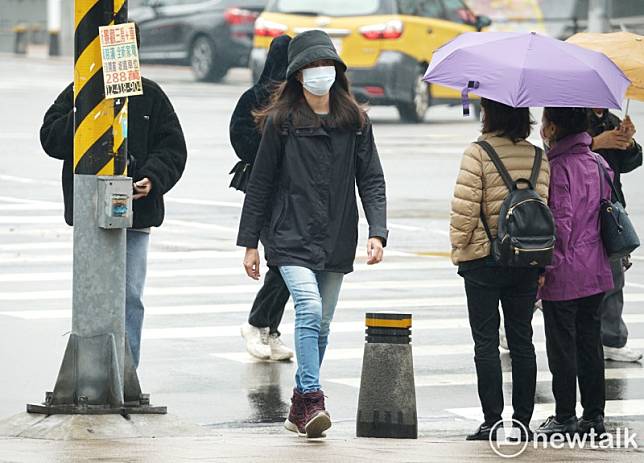 隨著天氣轉涼，耳鼻喉科醫生張弘醫師表示，「是個病毒齊發的季節」，且病毒傳染力強，一人生病恐怕全家都跟著生病，提醒民眾注意健康。(圖為寒流示意，資料照) 圖：張良一／攝