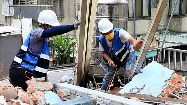 以上為永和秀朗路一段一處原本只有一層樓的合法建物，不但加蓋2層違建並隔間作出間套房營利，新北新拆除大隊預計今天可以將違建部分拆除完畢。