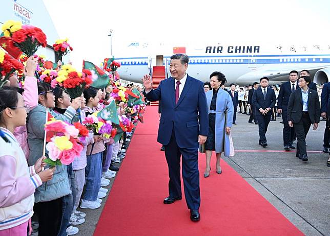 Chinese President Xi Jinping, also general secretary of the Communist Party of China Central Committee and chairman of the Central Military Commission, and his wife Peng Liyuan greet the welcoming crowd in Macao, south China, Dec. 18, 2024. (Xinhua/Xie Huanchi)