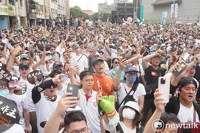 台灣民眾黨主席柯文哲、多位黨公職和數千支持者在民進黨中央黨部前的北平東路舉行519 草根決心行動。   圖：張良一/攝