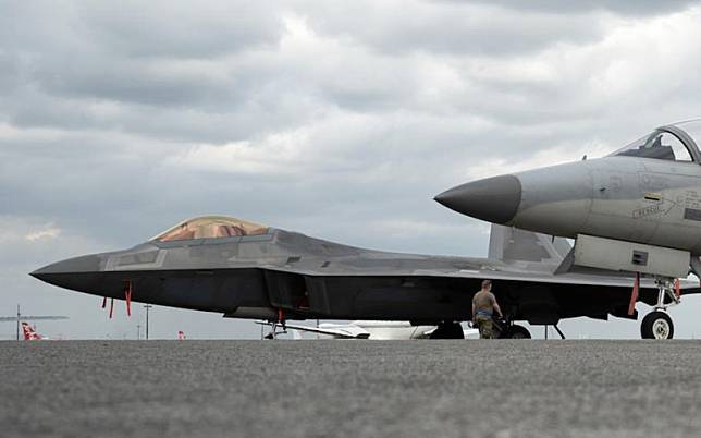 美國波音「F- 22 」戰機最高速度可以達到每小時 1500 英里（約時速 2414 公里），並且可以在 60000 英尺的高空飛行。 圖：翻攝U.S. Embassy in the Philippines(資料照)