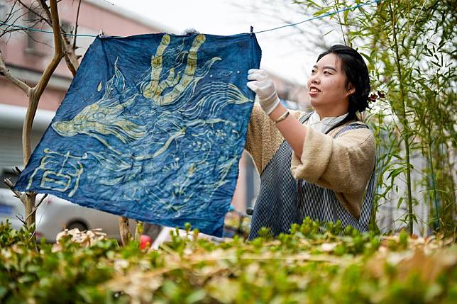 Li Sa smooths out batik cloth in Tangshan, north China's Hebei Province, April 6, 2024. (Xinhua/Mu Yu)