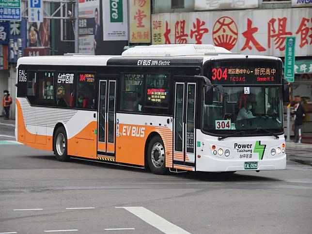 台中海線再添電動公車，4月下旬再增15輛電動公車，304路將成為全電動公車服務路線。（圖：中市府提供）