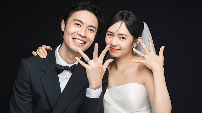 簡廷芮（右）與老公甜蜜拍婚紗、秀婚戒。韓國藝匠Artiz Studio提供