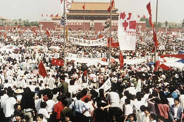 1989年5月17日，中國北京天安門廣場上成千上萬名民主示威者。（美聯社）