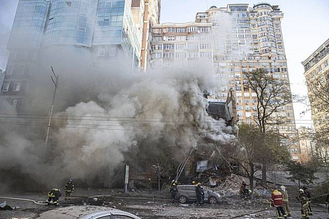 在當地時間 18 日，基輔再次發生爆炸，傑斯尼揚區有重要能源設施遭襲。   圖：翻攝自推特