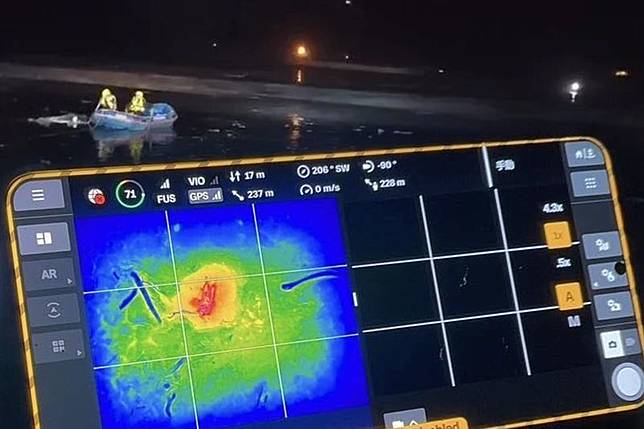 消防人員昨(8日)深夜透過無人機熱顯像儀設備，發現河道大石頭上出現橘黃色光芒，顯示受困的工地主任仍有生命跡象，讓搜救人員振奮不已。民眾提供