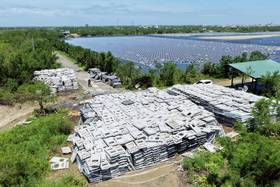 新塭滯洪池是國內最大的水面型光電案場，因丹娜絲風災受損光電板為全國3成左右，是災情最嚴重的光電案場。照片拍攝於8月上旬。（攝影／謝佩穎）