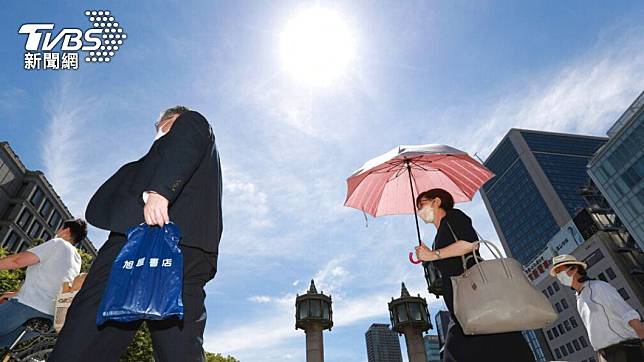 日本東京連續4天出現高溫天氣，民眾撐傘擋太陽。（圖／達志影像美聯社）