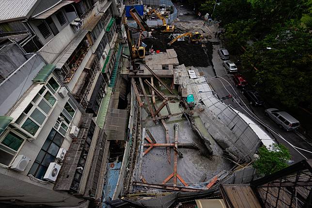 9月7日晚間10時許，台北市大直地區一處5層樓高的公寓，因鄰近的基泰大直建案施工不慎導致塌陷。（攝影／鄭宇辰） 