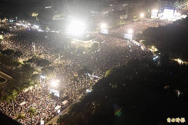 民進黨10日晚間在凱道造勢，支持者在景福門周圍擠的水洩不通。(記者叢昌瑾攝)