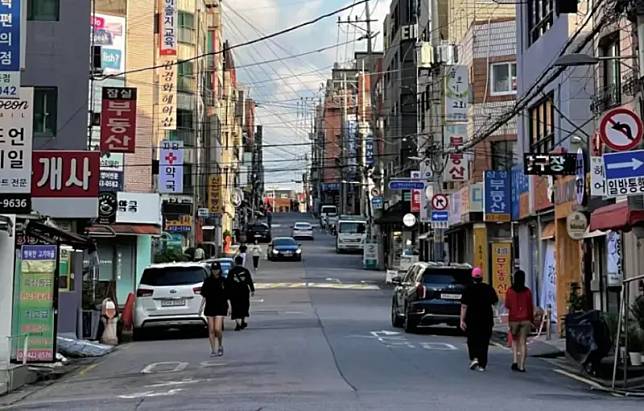 ▲有民眾分享自己在韓國當地拍下的街景照，認為與台灣的街景幾乎相同，完全沒有出國的感覺。（圖／《爆廢公社二館》）