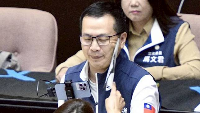 立委邱議瑩去年審案期間，用扇子掌摑羅智強，被判賠20萬元。翻攝自羅智強臉書
