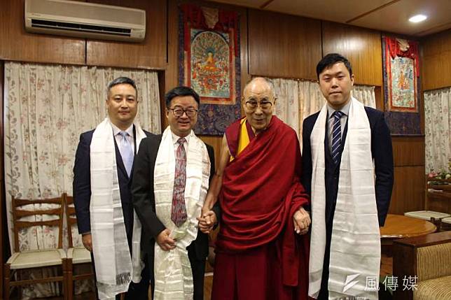 達賴喇嘛（右二）日前表達生日願望時，希望能有機會再度訪台。民進黨前秘書長羅文嘉（左二）在臉書發文表示，「歡迎達賴喇嘛尊者再來台灣一次吧」。（資料照，取自李問臉書）