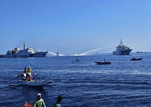 近期菲律賓與中國船隻在南海頻繁發生衝突，圖為兩艘中國海警船以水砲夾擊，驅逐菲律賓船隻。 圖：翻攝自騰訊網/唐駁虎