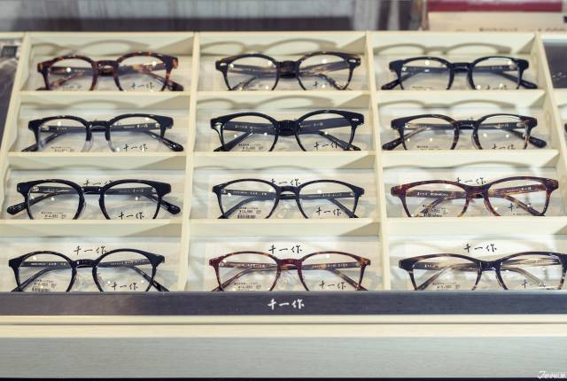 
<p>另外也推薦大家可以試試「千一作」系列，鏡架由手工打造，品質十分優異且耐操好用，對細節講究的人絕對能滿足你的龜毛。</p><p>
</p><p>
</p><p>
<b>OWNDAYS</b></p><p>
營業時間：10:00 - 21:00</p><p>
店鋪位置：東館 1F</p><p>
<a href=