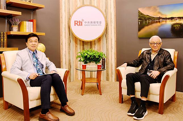 聯電創辦人曹興誠(右)接受中央廣播電台「這樣看中國」節目主持人沈有忠專訪。(江麗華攝)