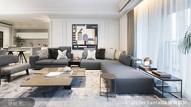 客廳運用加大L型沙發、藝術掛畫詮釋有如豪宅般大器質感。