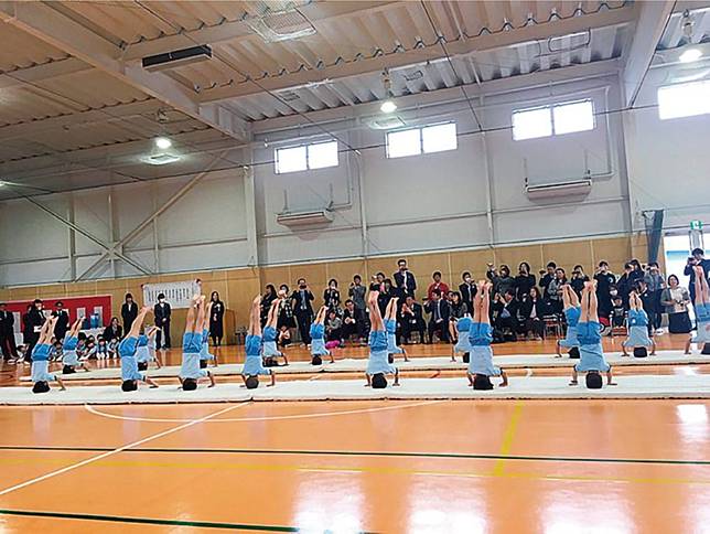 หนึ่งในการทดสอบที่ต้องผ่านไปให้ได้ให้จบพร้อมกันทั้งชั้น<i>“</i>การยืนด้วยแขนสองข้างและศีรษะ<i>” </i><a href=