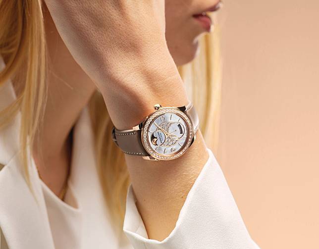 Tonda Sélène in rose gold set with white mother of pearl by Parmigiani Fleurier (Photo: Courtesy of Parmigiani Fleurier)