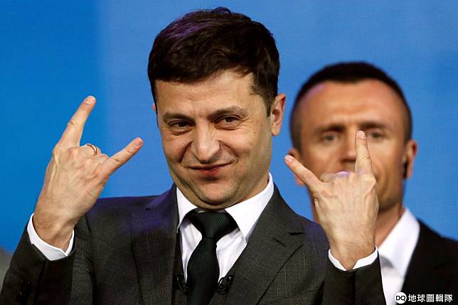 上周日，烏克蘭民眾選出了前身為喜劇演員的政治素人澤倫斯基作為他們的下一屆總統。在《人民公僕》電視劇中，澤倫斯基扮演的角色正好就是烏克蘭總統。 路透社/達志影像