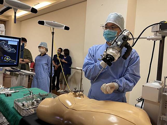炳碩生醫自主研發脊椎微創手術機器人，8月獲美國 FDA核准上市許可，創台灣首例，也是全球唯一將機 器手結構應用於硬組織的機器人產品。 中央社記者韓婷婷攝 111年8月31日