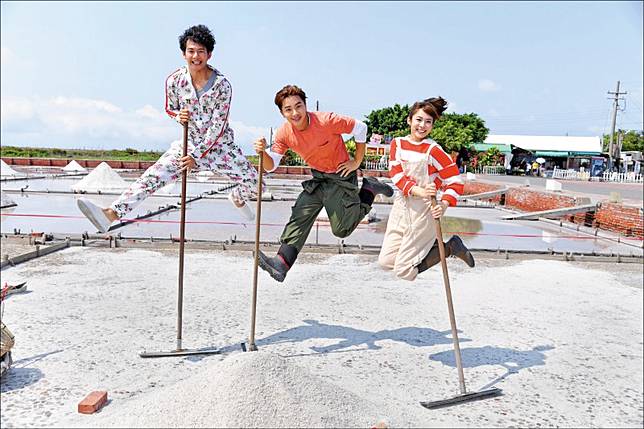 吳念軒(左起)、坤達、林思宇主演的《月村歡迎你》在台南井仔腳瓦盤鹽田取景。(三立提供)