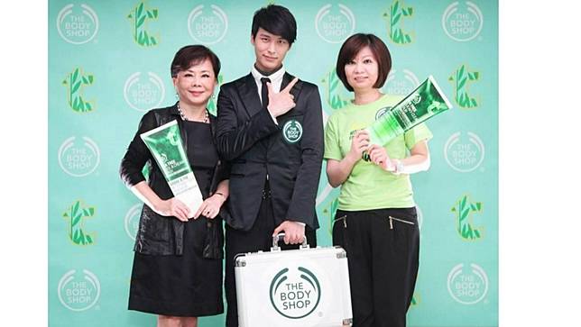 黃慧娟(圖左)在業界有「美容教母」稱號。資料照。翻攝美體小舖臉書