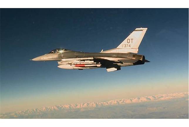  升級後的B61-12核彈，在內利斯空軍基地首度由F-16測試投放。
（取自美國空軍網站）