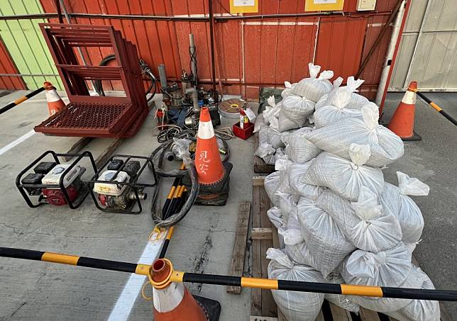 防範颱風豪雨來襲，台中市交通局在大台中轉運中心的工地備妥大量沙包因應豪大雨。（記者陳金龍攝）