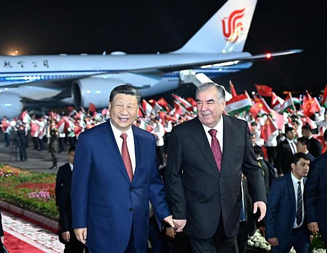 Tajik President Emomali Rahmon holds a grand welcome ceremony for Chinese President Xi Jinping at the airport in Dushanbe, Tajikistan, July 4, 2024. (Xinhua/Yan Yan)