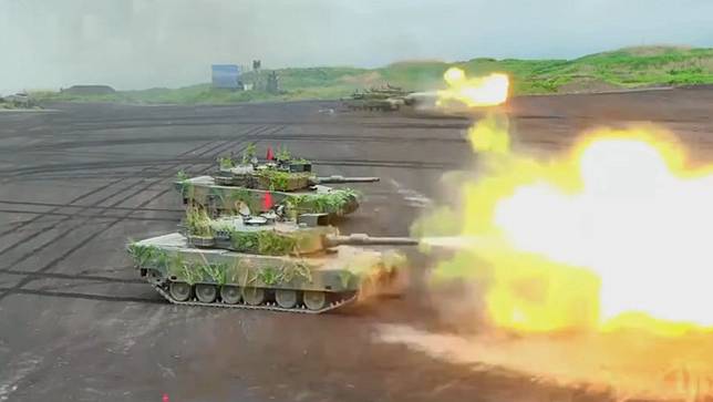 2025年6月8日，日本陸上自衛隊在靜岡縣的東富士演習場，舉行大規模實彈演習。翻攝陸上自衛隊YouTube頻道