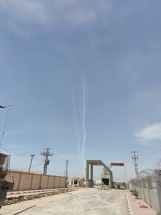 以色列軍方表示，至少有8枚火箭從拉法(Rafah)發射到以色列中部。 (圖:@IDF)